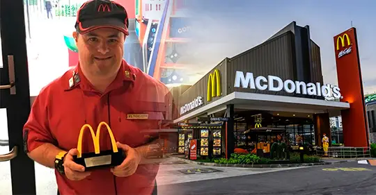 Trabajador con síndrome de Down finaliza su trayectoria laboral en McDonald’s después de 33 años