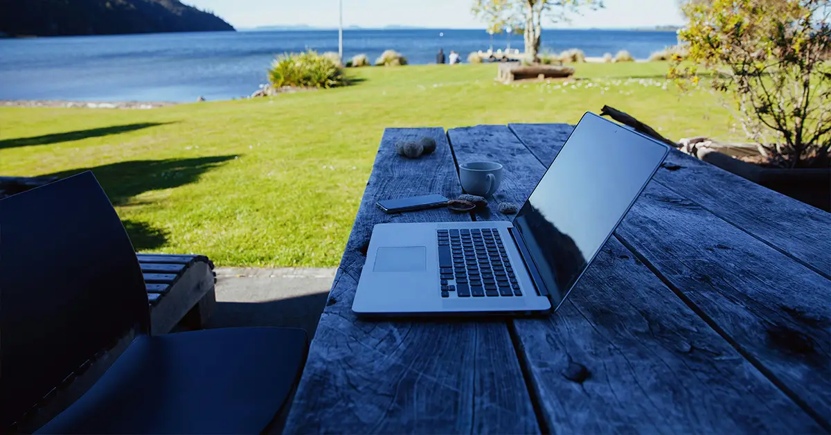 Nómada digital trabajando desde un espacio con vista al mar en uno de los mejores destinos para el trabajo remoto
