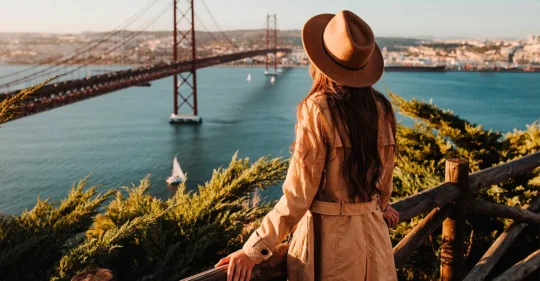 Mujer de espalda cuidando una vivienda en Portugal como parte de una experiencia de house sitting para viajeros.