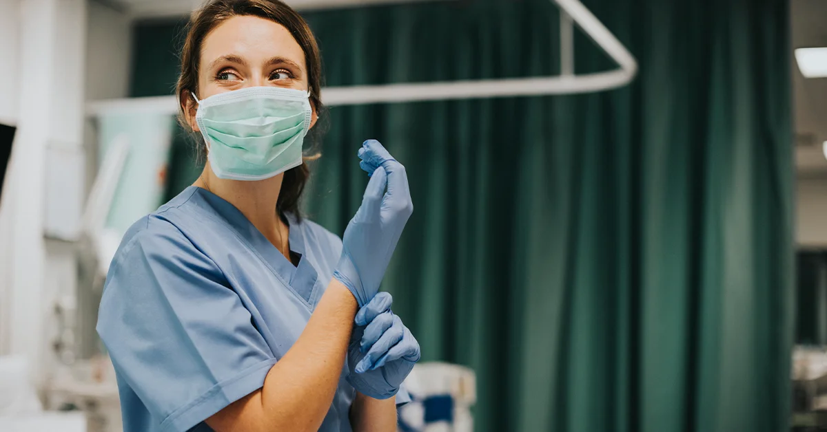 Trabajador sanitario atendiendo a un paciente en un hospital del Reino Unido.