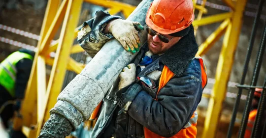 Trabajador latinoamericano de la construcción buscando empleo en Europa.