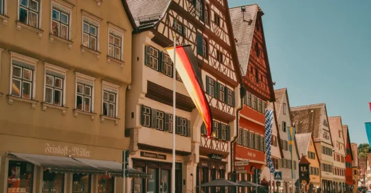 Alemania presenta oportunidades laborales para profesores infantiles con salarios de hasta 3.300 euros y alojamiento incluido.