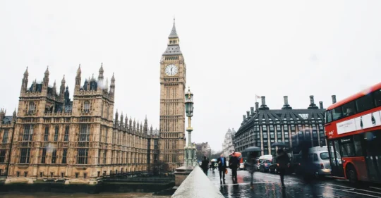 Destino turístico británico que representa la experiencia de viajar, residir y trabajar en Reino Unido con el Youth Mobility Scheme.