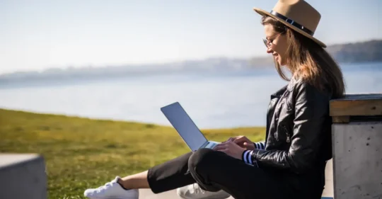 Nómada digital viajando y descubriendo nuevos destinos por el mundo.